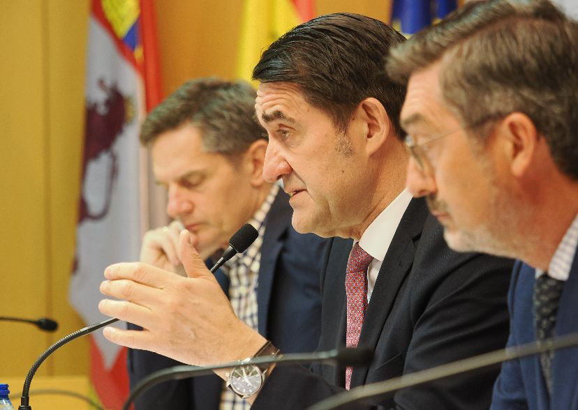 Suárez- Quiñones presentó ayer el operativo de prevención y extinción de incendios. / R. Valtero