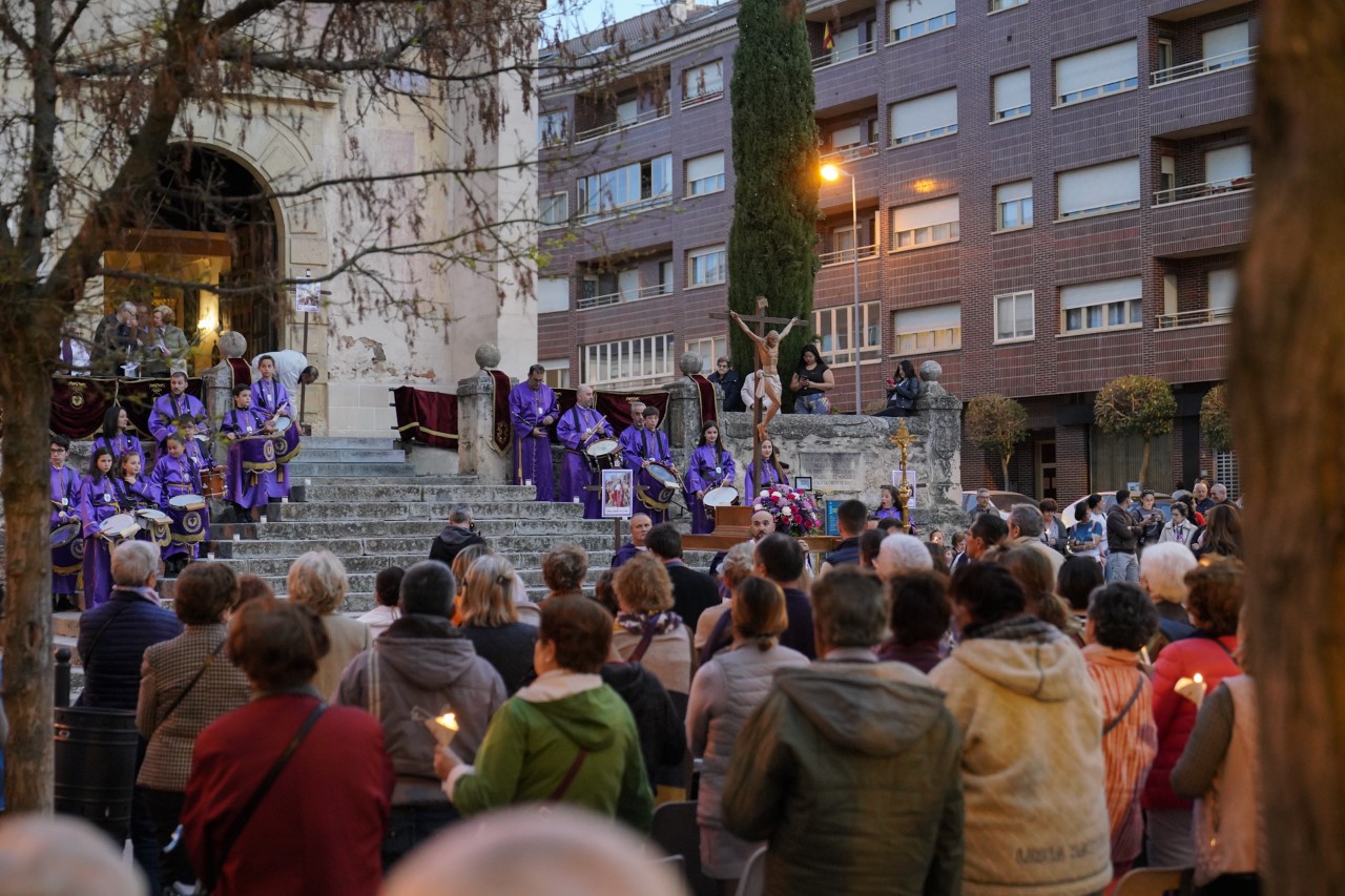 Vía Crucis en el Cristo del Mercado. / MIGUEL ÁNGEL FERNÁNDEZ