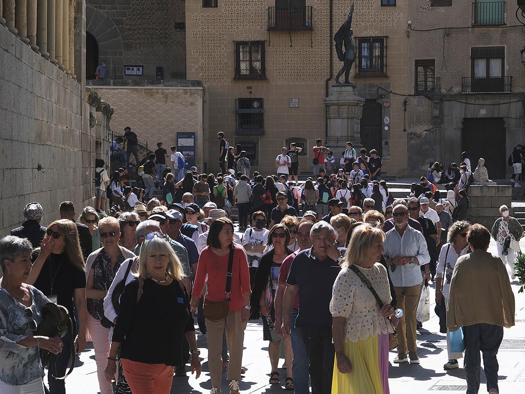 Grupo de personas a su paso por la Plaza de San Martín. / KAMARERO