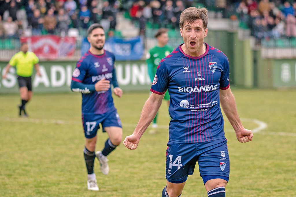 Fer Llorente comienza a celebrar el segundo gol de la Gimnástica Segoviana frente al Cerdanyola./ LUIS HORCAJADA