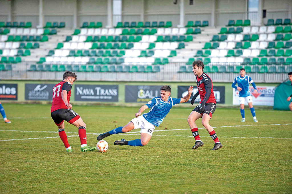 Jorge Sánchez intenta llegar al balón antes que su oponente en una imagen de archivo. / KAMARERO
