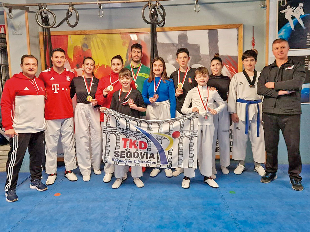 Los integrantes del club Miraflores-Bekdoosan que tomaron parte en el campeonato. / MIRAFLORES