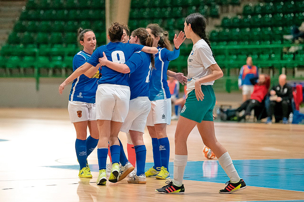 Las jugadoras del Unami celebran uno de los goles. / LUIS HORCAJADA