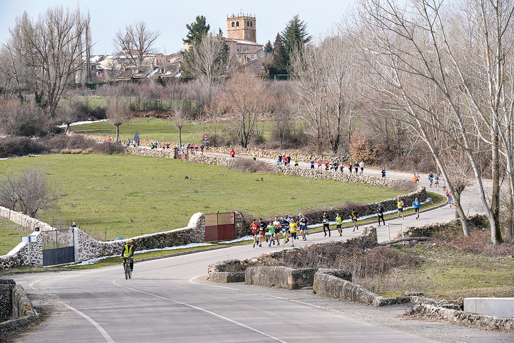 Comienzo de la prueba en la proximidad de la villa de Riaza. / Miguel Ángel Fernández