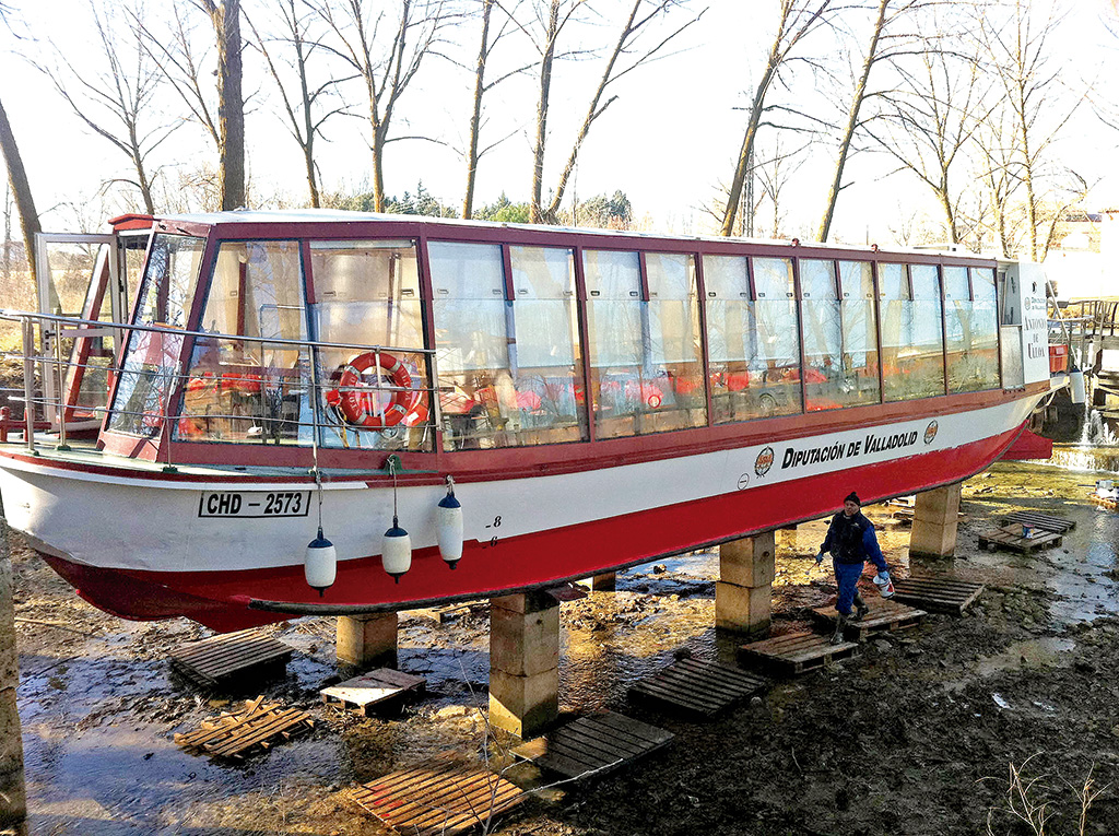El Barco turístico ‘Antonio de Ulloa’ del Canal de Castilla en Tierra de Campos, en el dique seco de la dársena riosecana. / Ical