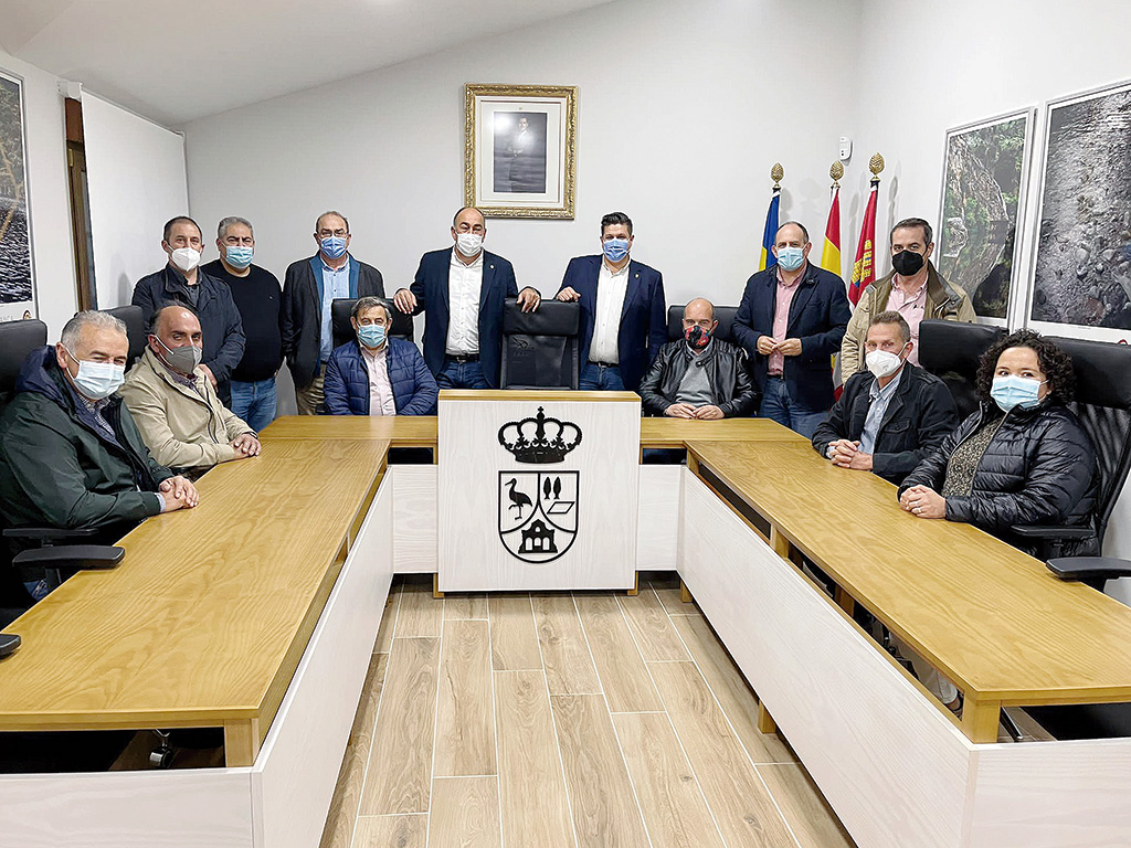La Corporación municipal de Martín Muñoz de la Dehesa, con miembros de la Diputación, en la inauguración del Ayuntamiento en el año 2021.