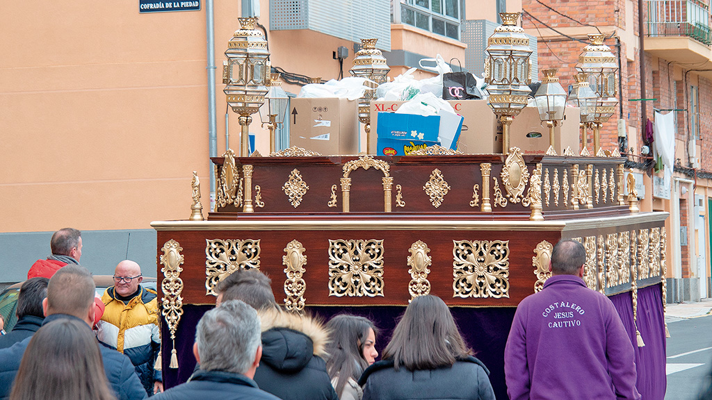 El nuevo paso de Jesús Cautivo, con los productos del ensayo de la operación kilo de la cofradía. / Cris Bernabé