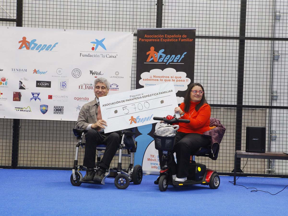 Marcos Guadalajara, presidente de AEPEF España y Paz Esteban, residente de La Granja y afectada por esta enfermedad, recogen el total recaudado.