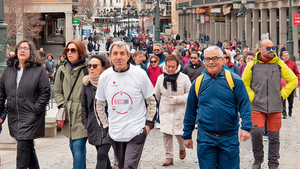 La VII Marcha Solidaria de Cruz Roja Segovia partió a las 11 horas del Azoguejo. / Cris Bernabé