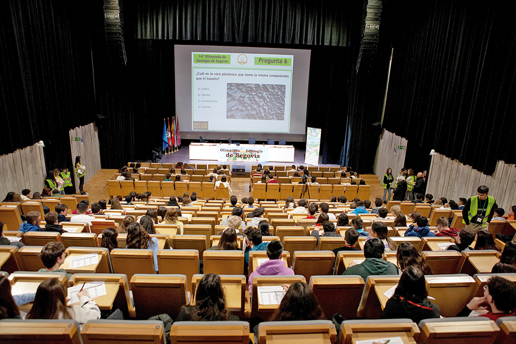 Alumnado de secundaria durante la celebración de la Olimpiada de Geología. Fotografías realizadas por los técnicos de audiovisuales del Campus María Zambrano de la Universidad de Valladolid en Segovia.