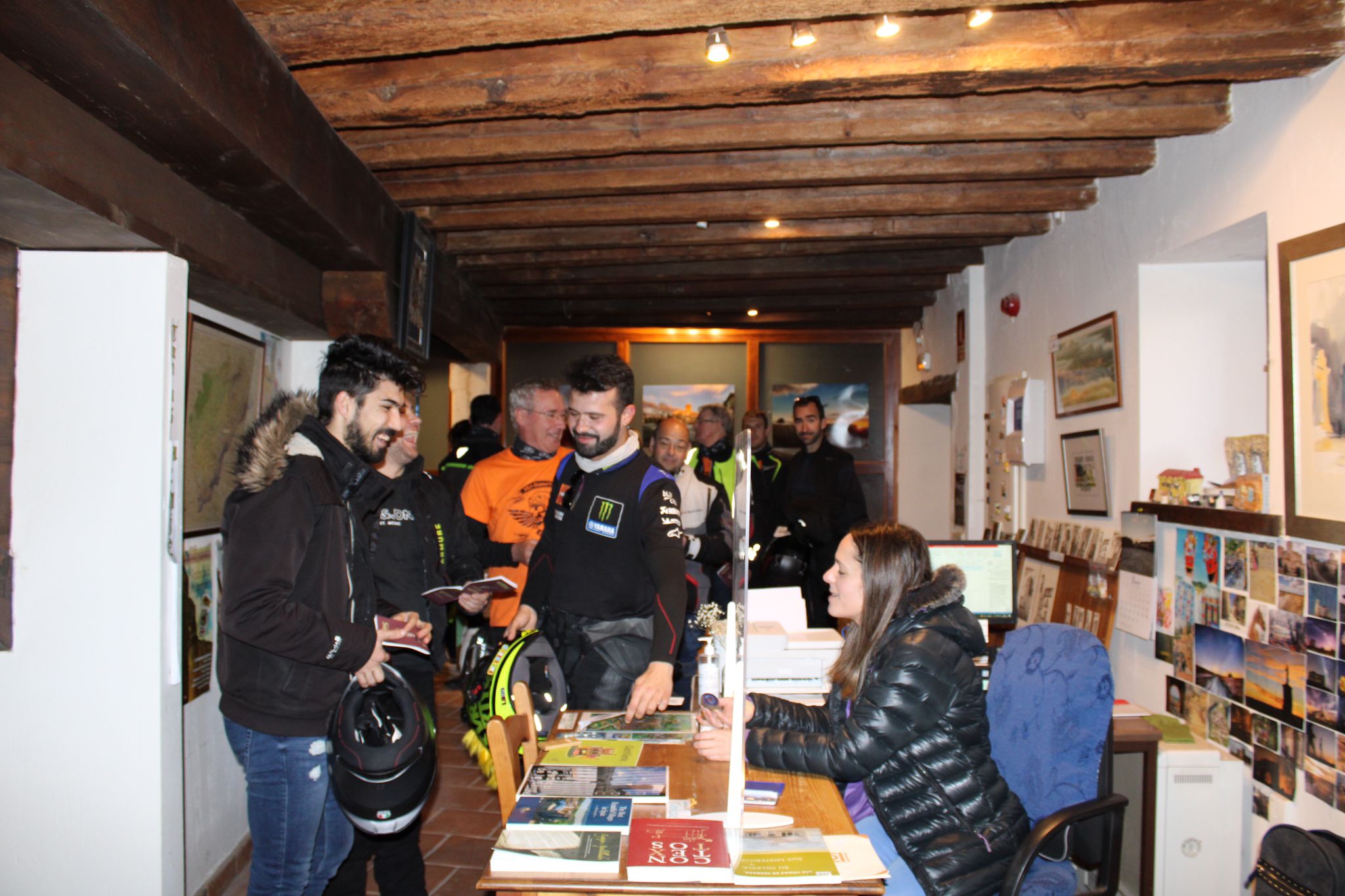 Varios aficionados de la provincia, en Pedraza, donde se han sellado los primeros pasaportes moteros.