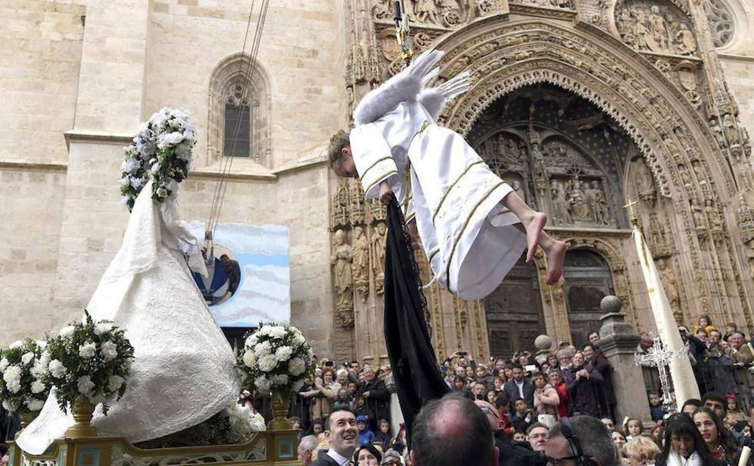 “La Bajada del Ángel” se celebra el Domingo de Resurrección en Aranda de Duero, Burgos.