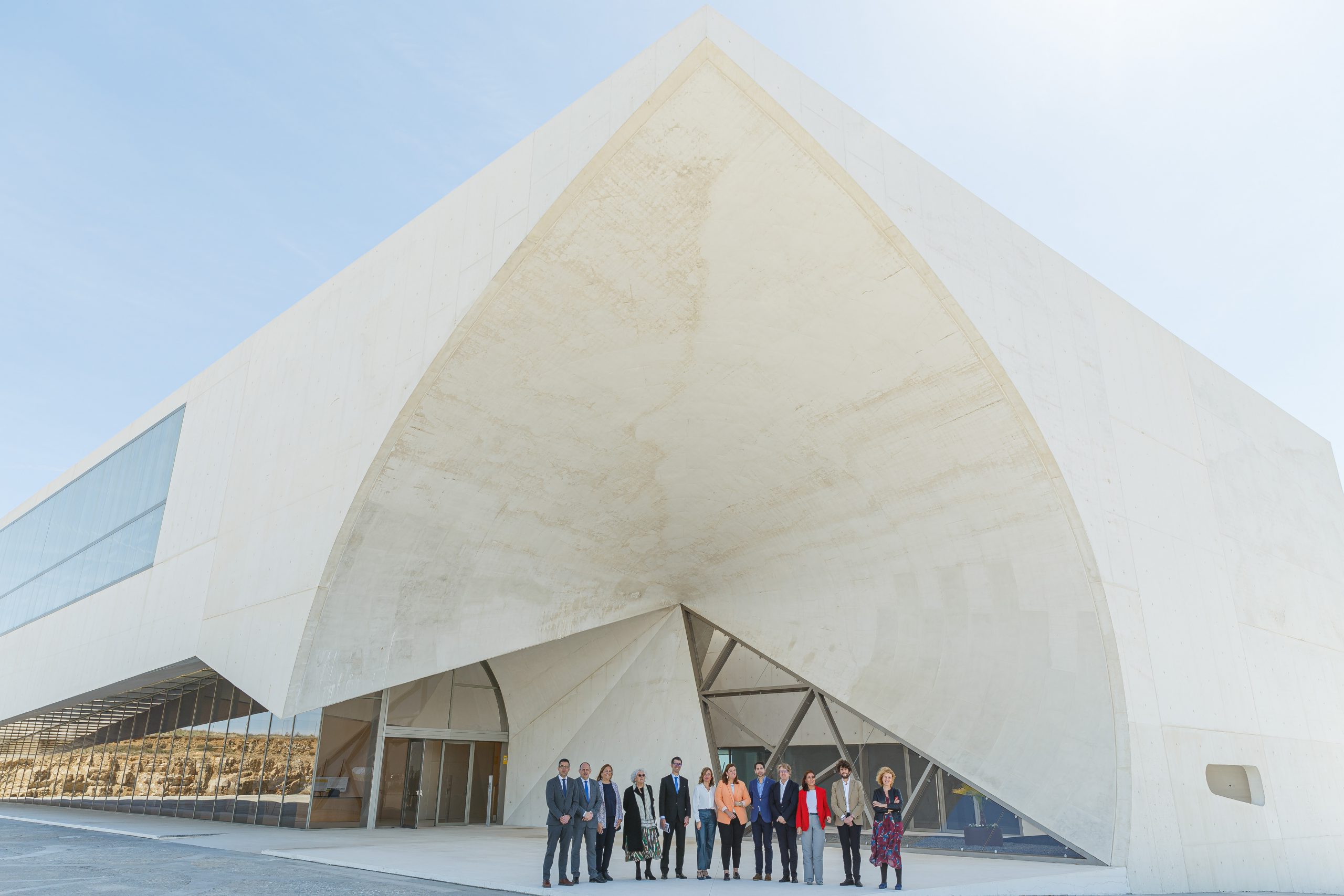 La ministra de Educación y FP, Pilar Alegría, acompañada por la directora general de FP, Clara Sanz, y la alcaldesa de Segovia, Clara Martín, explica el proyecto del Centro de Innovación y Tecnificación de Alto Rendimiento de la FP (CITAR). / NACHO VALVERDE - ICAL
