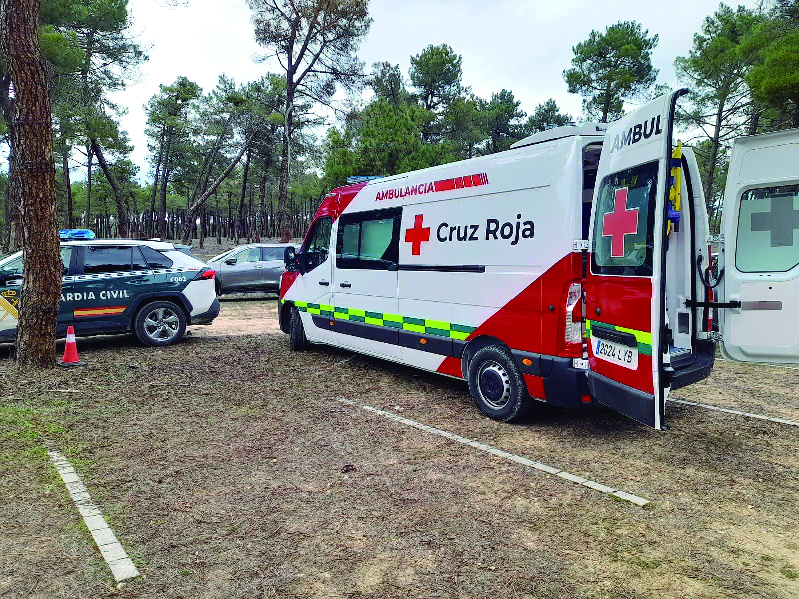 Vehículos aparcados en el pinar de Cantalejo durante el operativo de búsqueda del hombre de 70 años cuya desaparición fue denunciada el 25 de febrero en Madrid.