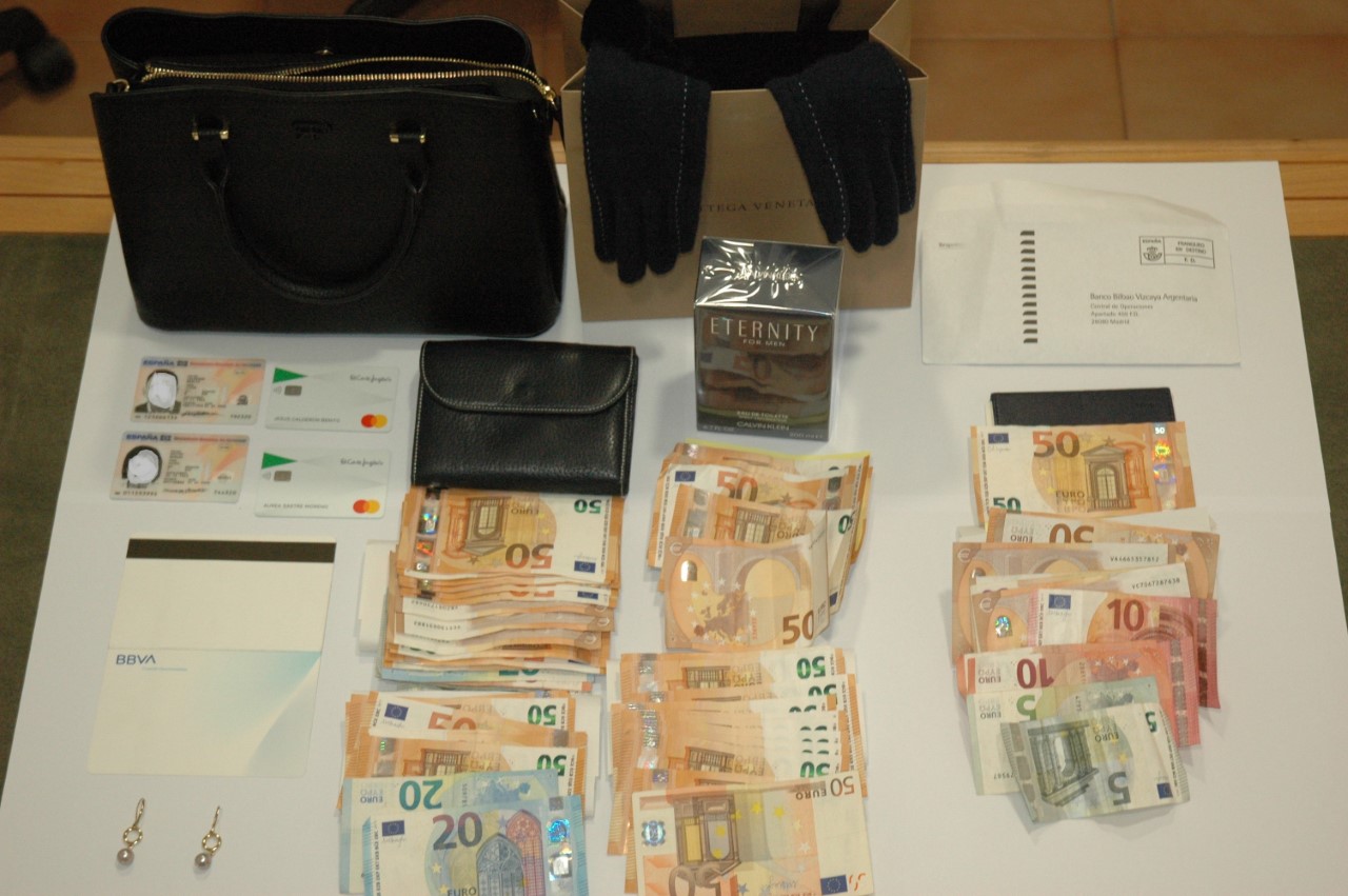 Efectos intervenidos. / GUARDIA CIVIL