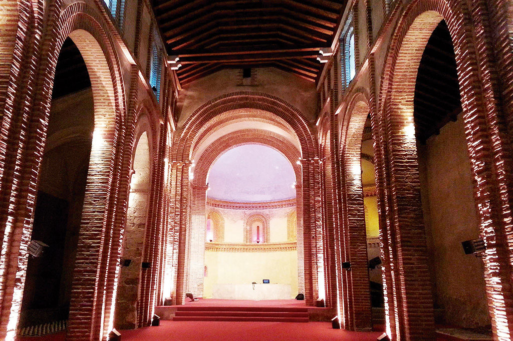 Nave central de la iglesia de San Martín, Centro de Interpretación del Mudéjar en Cuéllar, con restos de los sistemas constructivos mudéjares. / E.A.