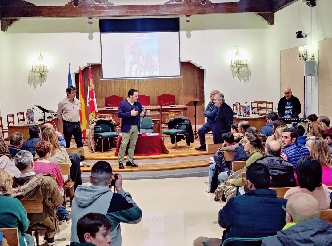 Un momento de la presentación del libro que tuvo lugar en el Ayuntamiento de El Espinar, con un aforo lleno.