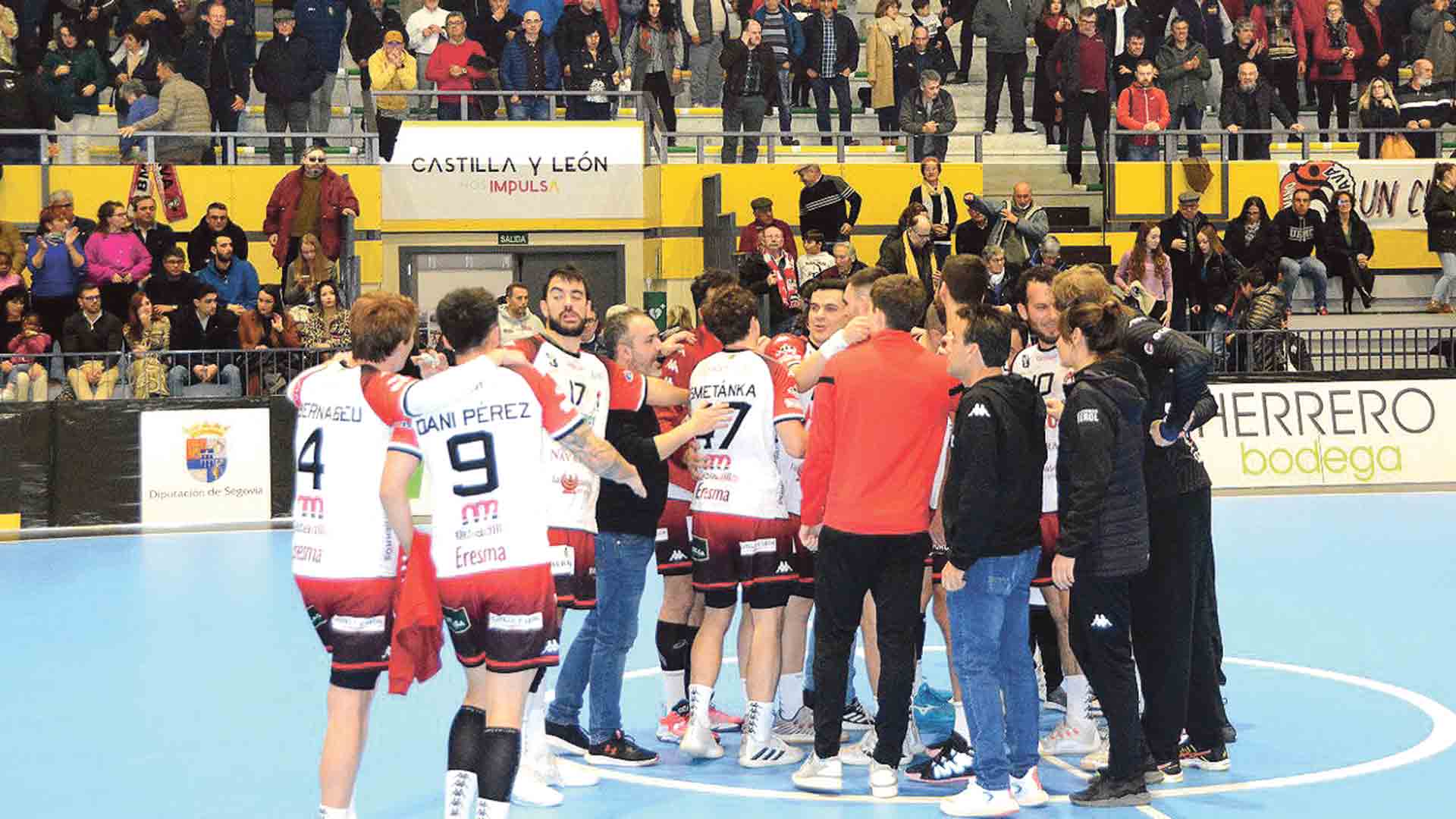 La plantilla de Viveros Herol Nava se felicita por su victoria frente al Zamora Enamora./ AMADOR MARUGÁN