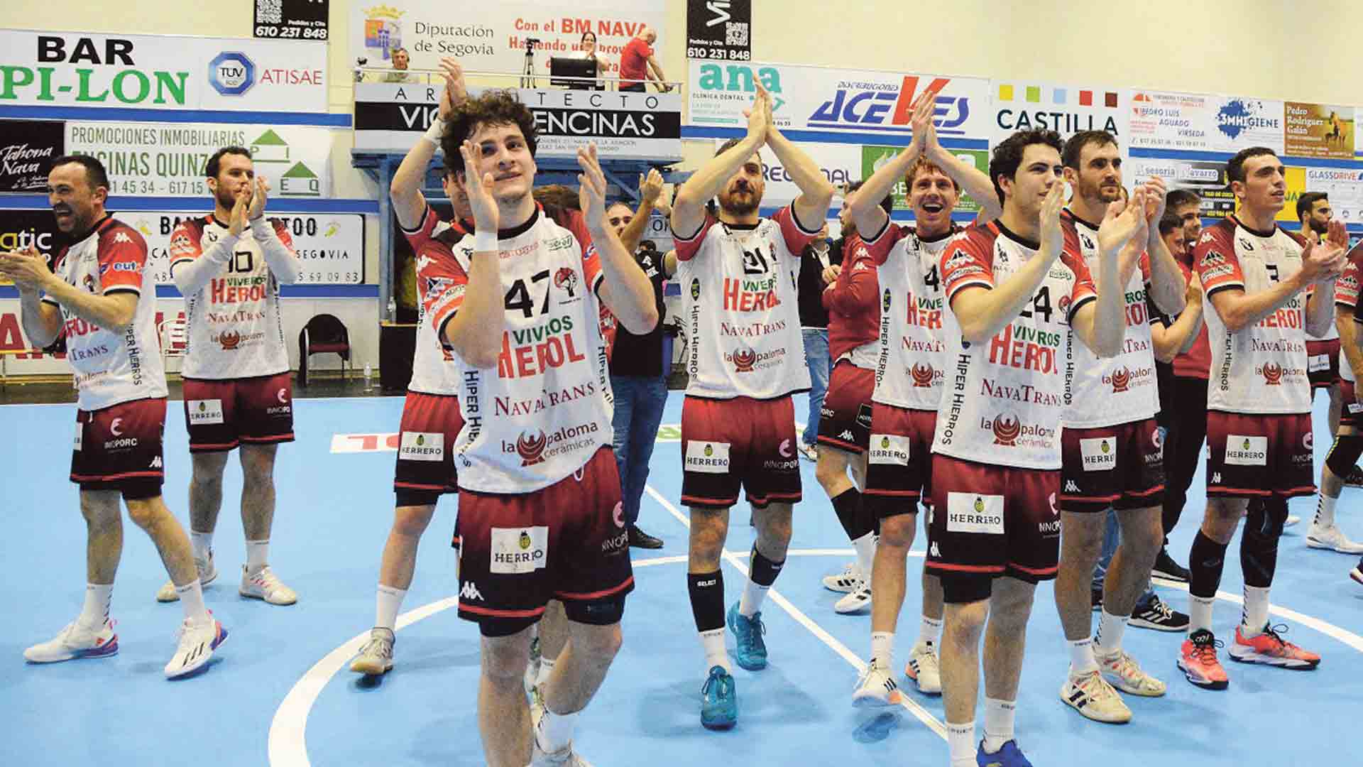 Los jugadores del Viveros Herol Nava aplauden a los aficionados al acabar el partido./ AMADOR MARUGÁN