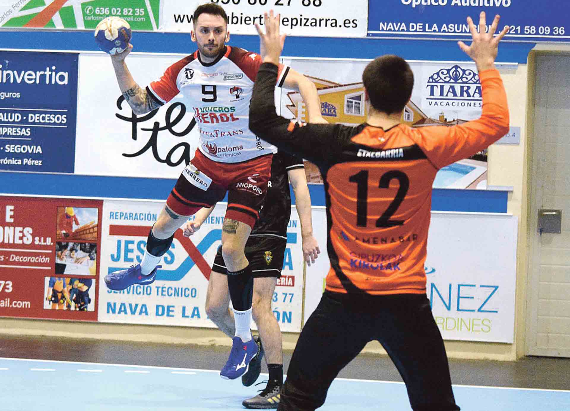 Dani Pérez se eleva para lanzar sobre la portería del Zarautz en el último encuentro./ AMADOR MARUGÁN