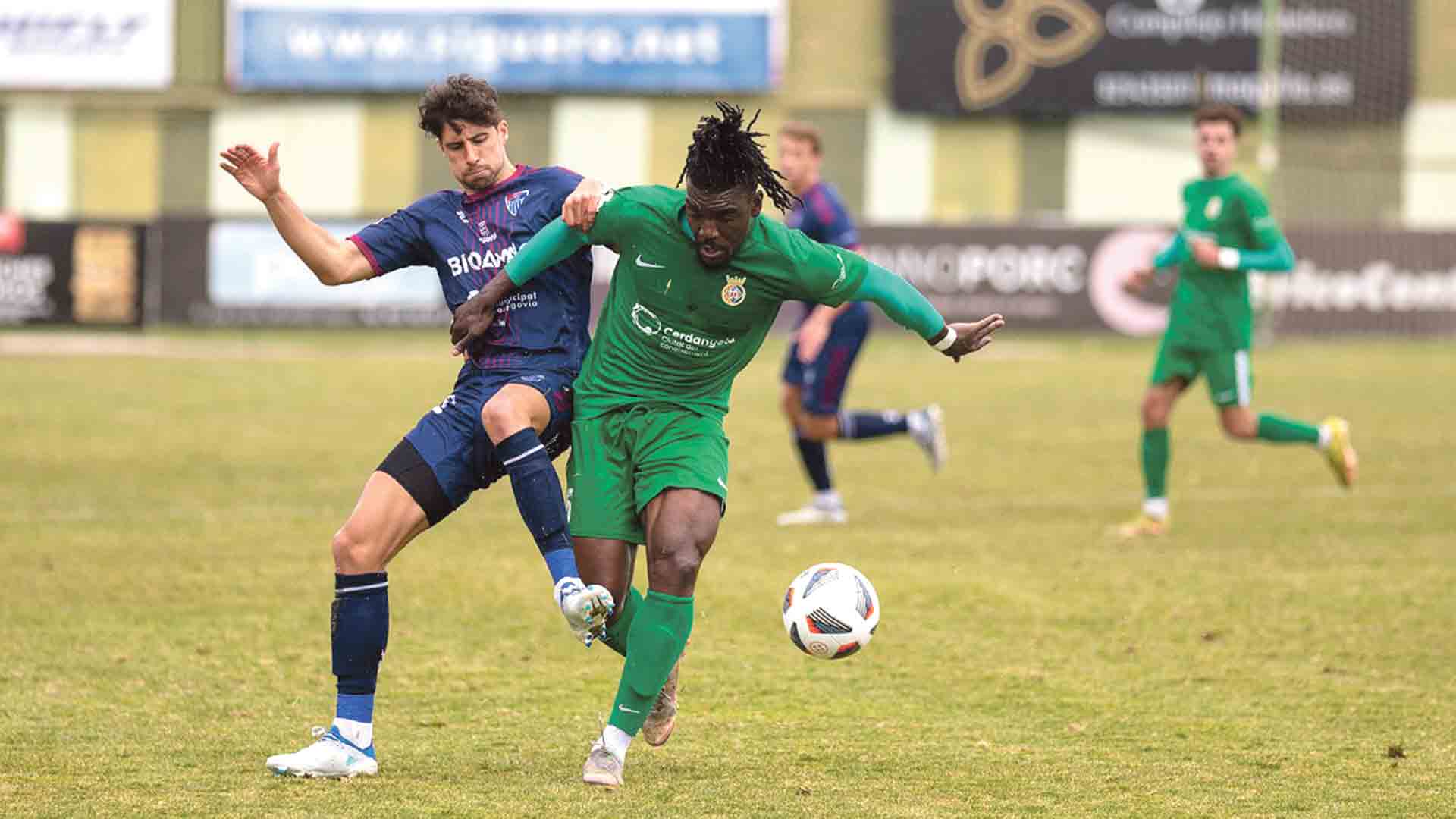 Pedro Astray presiona a un jugador del Cerdanyola./ LUIS HORCAJADA