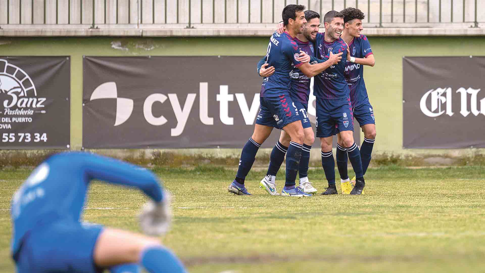 Los jugadores de la Segoviana celebran un gol./ LUIS HORCAJADA