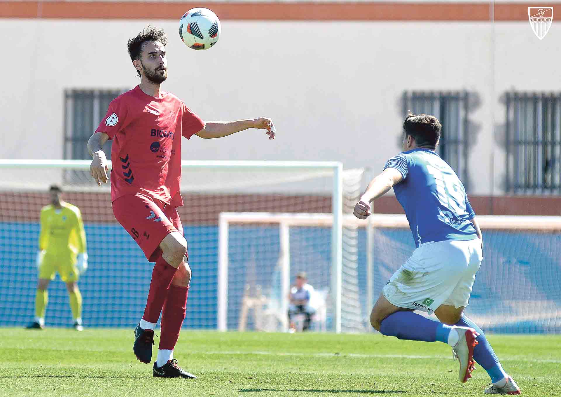 De la Mata controla el balón en el partido ante el Melilla./ JUAN MARTÍN-G. SEGOVIANA
