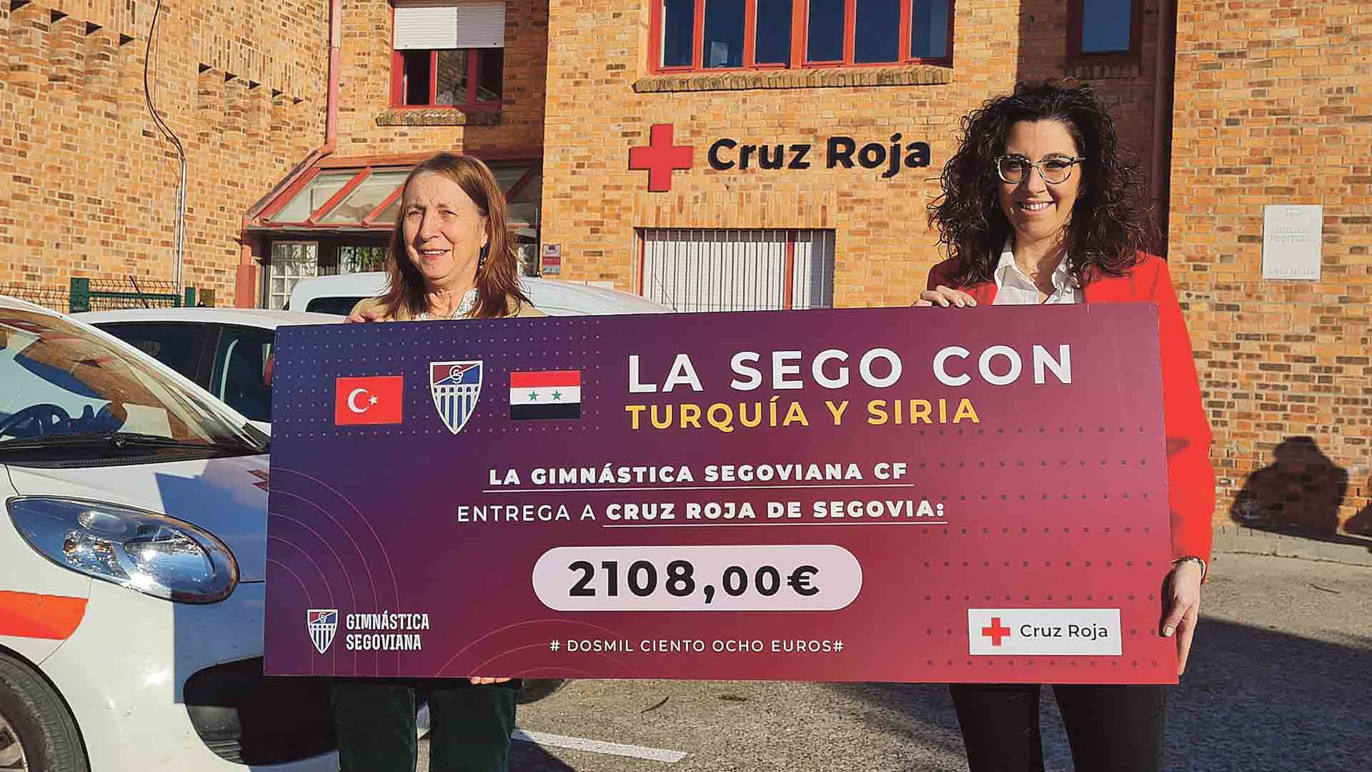 María Teresa Fuentetaja y Beatriz Moreno, con el cheque./ J.M.-G. SEGOVIANA