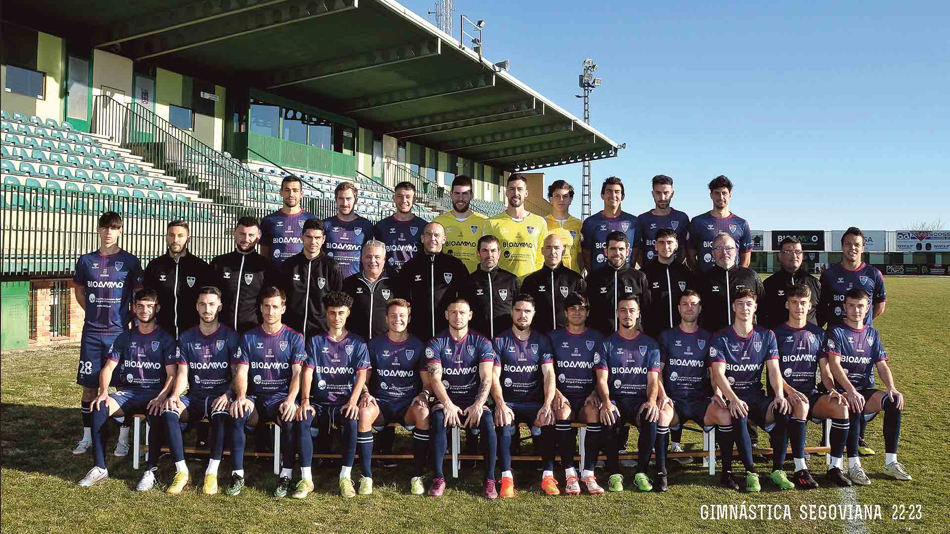 Foto oficial de la plantilla de la Gimnástica Segoviana para la temporada 2022/23 realizada en el campo de La Albuera./ JUAN MARTÍN-G. SEGOVIANA