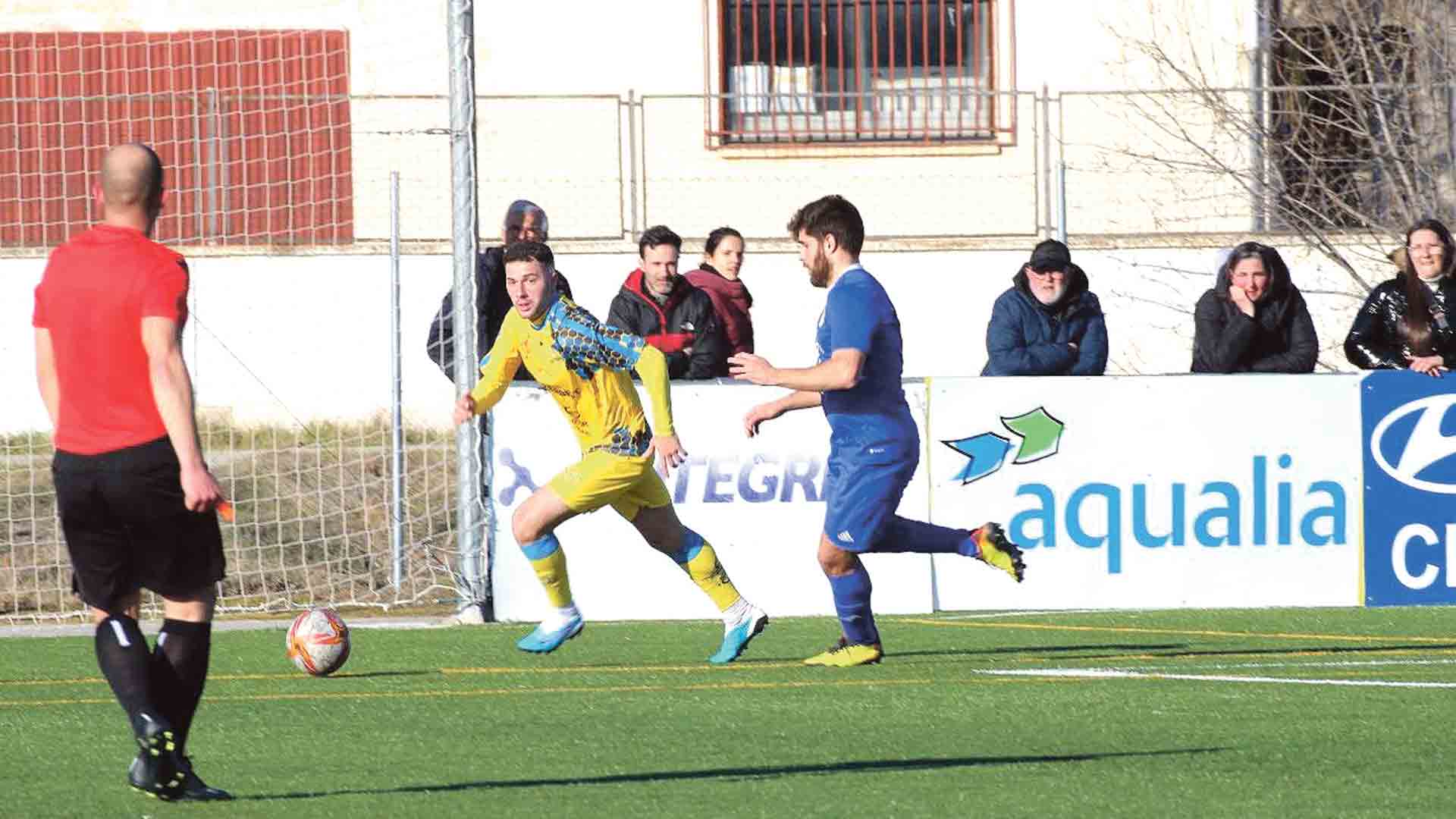 Un momento del encuentro jugado por el Cuéllar Santa Teresa en el campo del Diocesanos. / SARAHI QUEVEDO