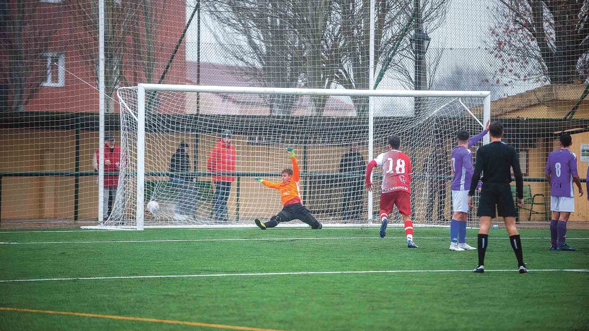 Un gol conseguido por el Monteresma en el campo de La Mina./ KAMARERO
