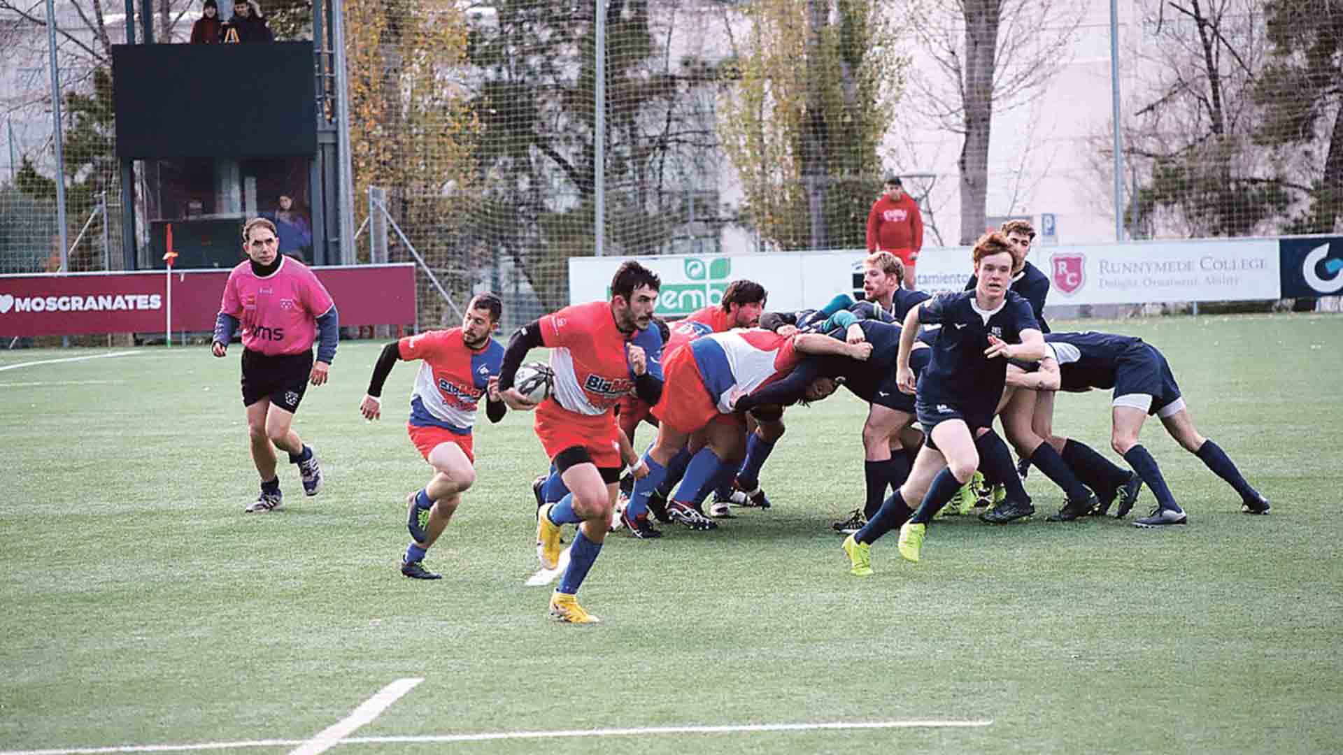 El jugador de los Lobos corre tras una melé./ RAC LOBOS