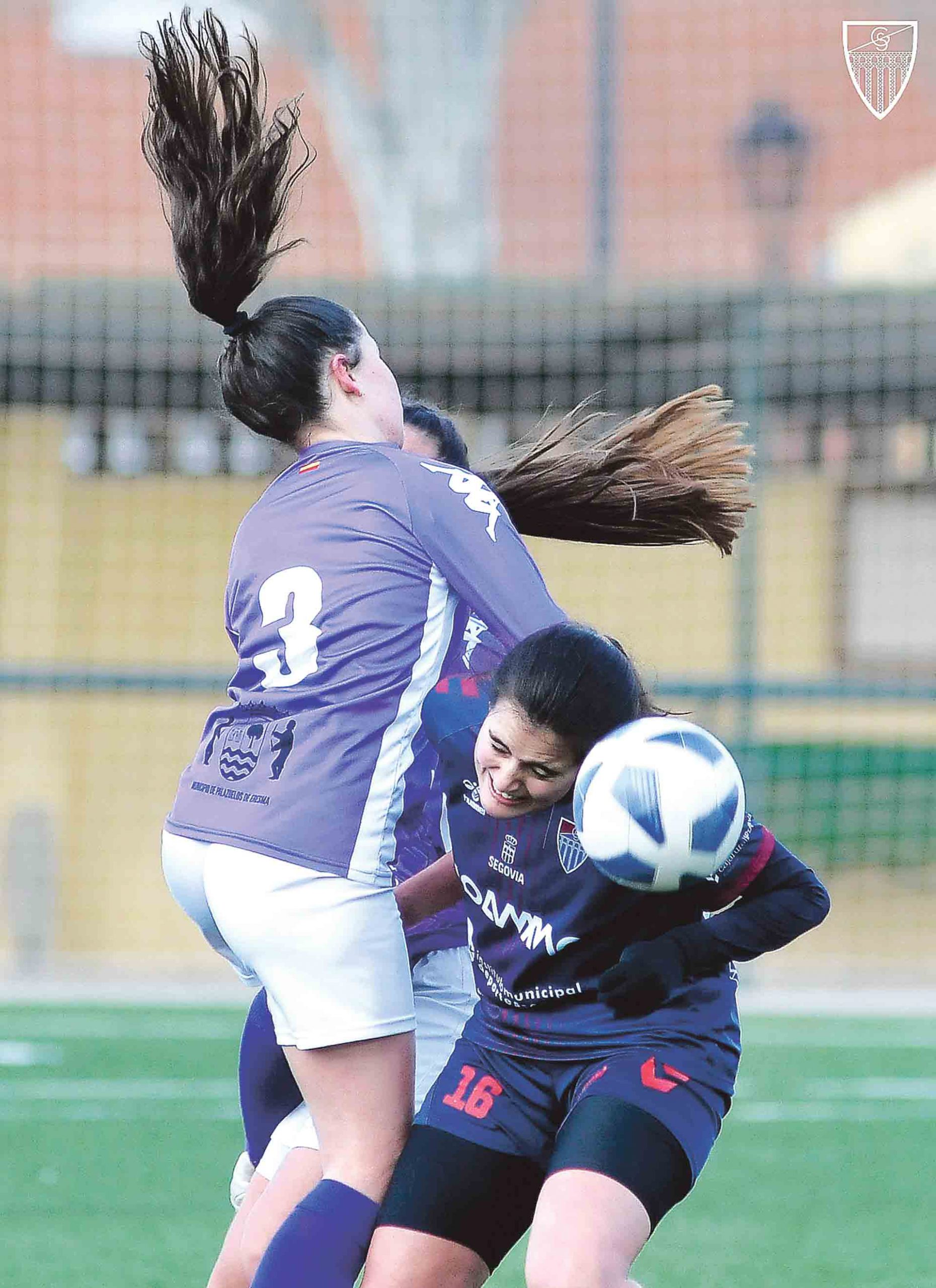 Un choque entre dos jugadoras./ JUAN MARTÍN-G. SEGOVIANA