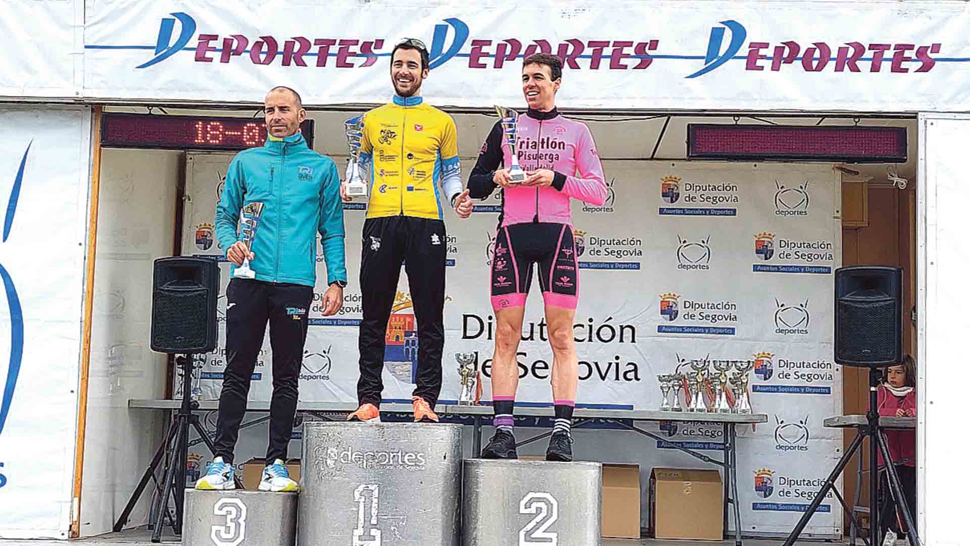 Abraham Tapias, en el primer cajón del podio./ TRIATLÓN IMD