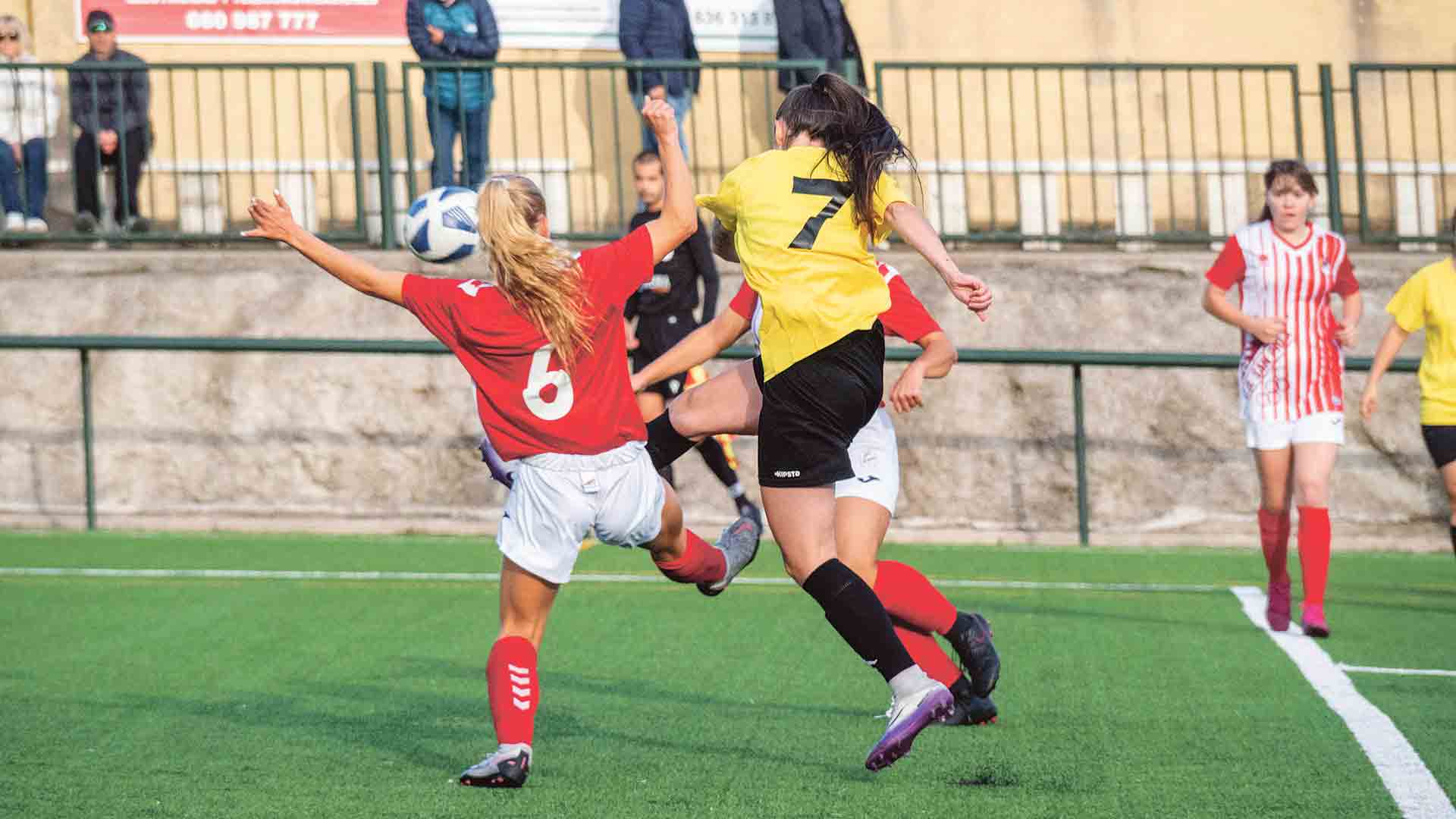 Rematando a portería./ KAMARERO