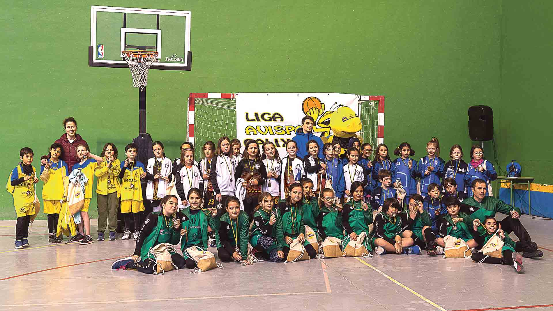 Foto de familia de varios equipos de la Liga Avispa Calixta, tras la entrega de medallas por participar en la competición./ LUIS HORCAJADA