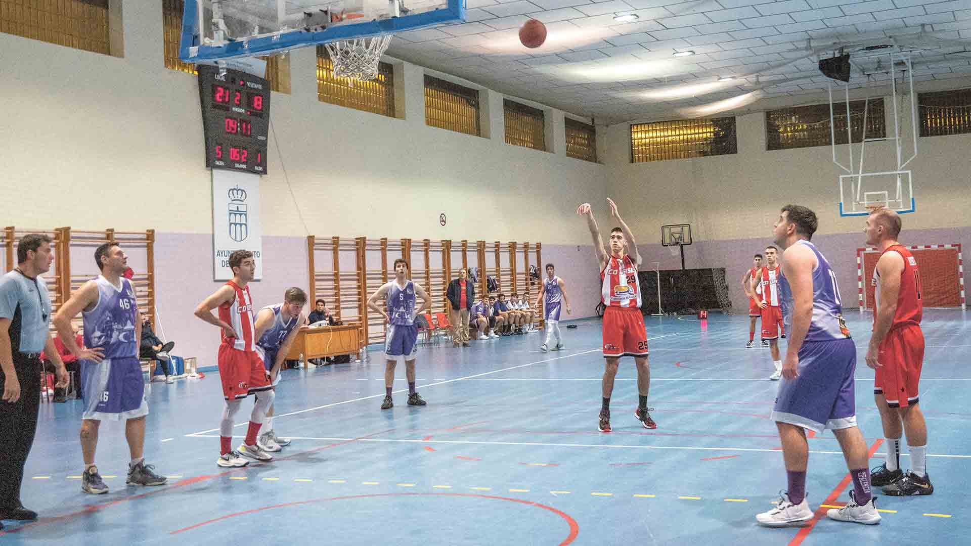 Un lanzamiento desde el tiro libre durante un encuentro jugado por el CD Base en el Teodosio./ NEREA LLORENTE