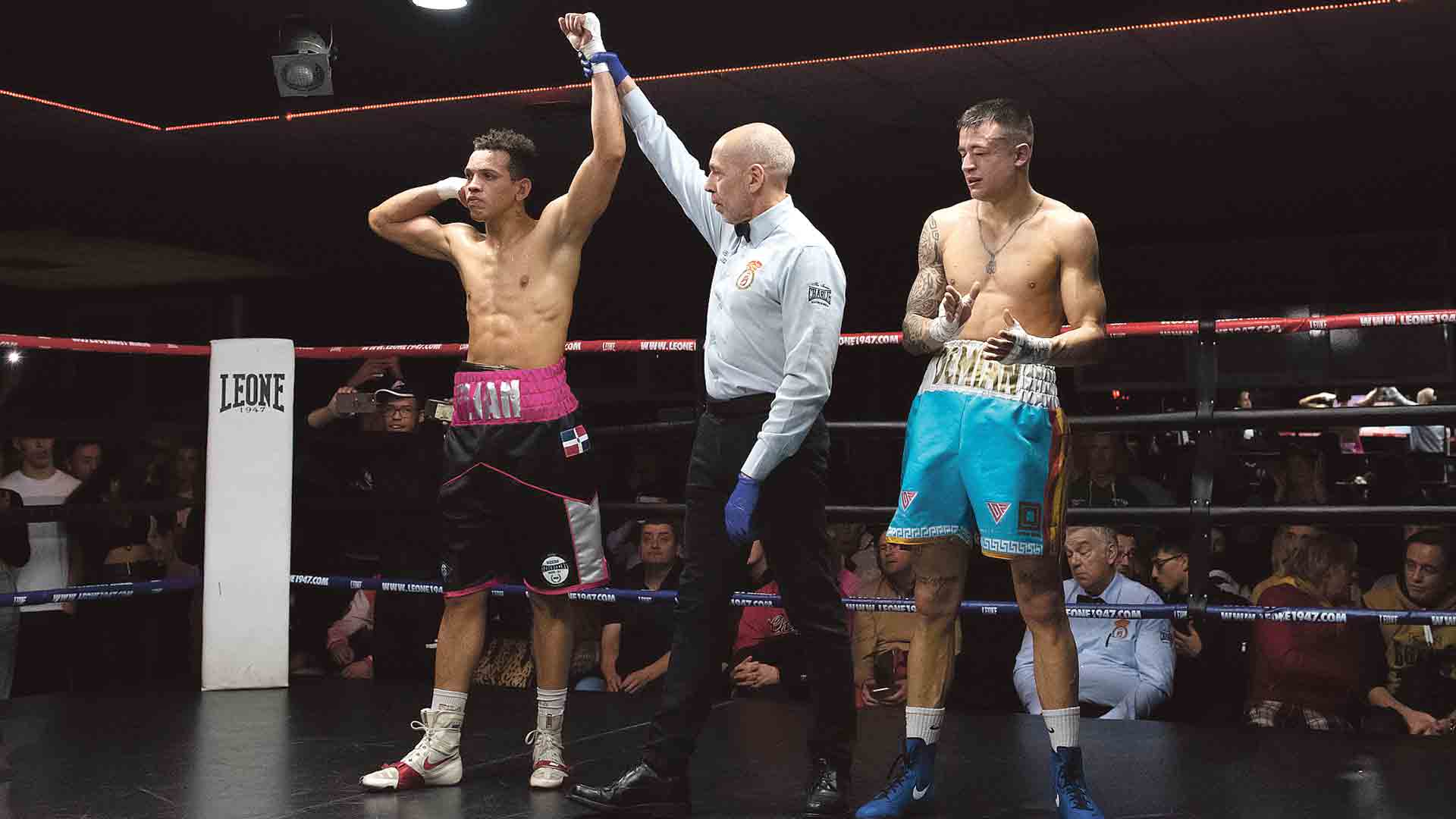 El árbitro del combate levanta el brazo de Elián Guerrero, ganador del combate. / LUIS HORCAJADA