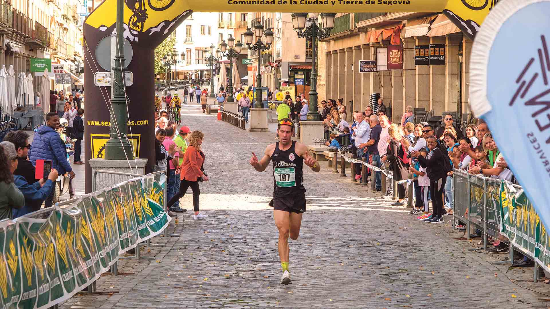 Javier García Velasco, entrando en la recta de meta en la pasada edición de la carrera. / KAMARERO