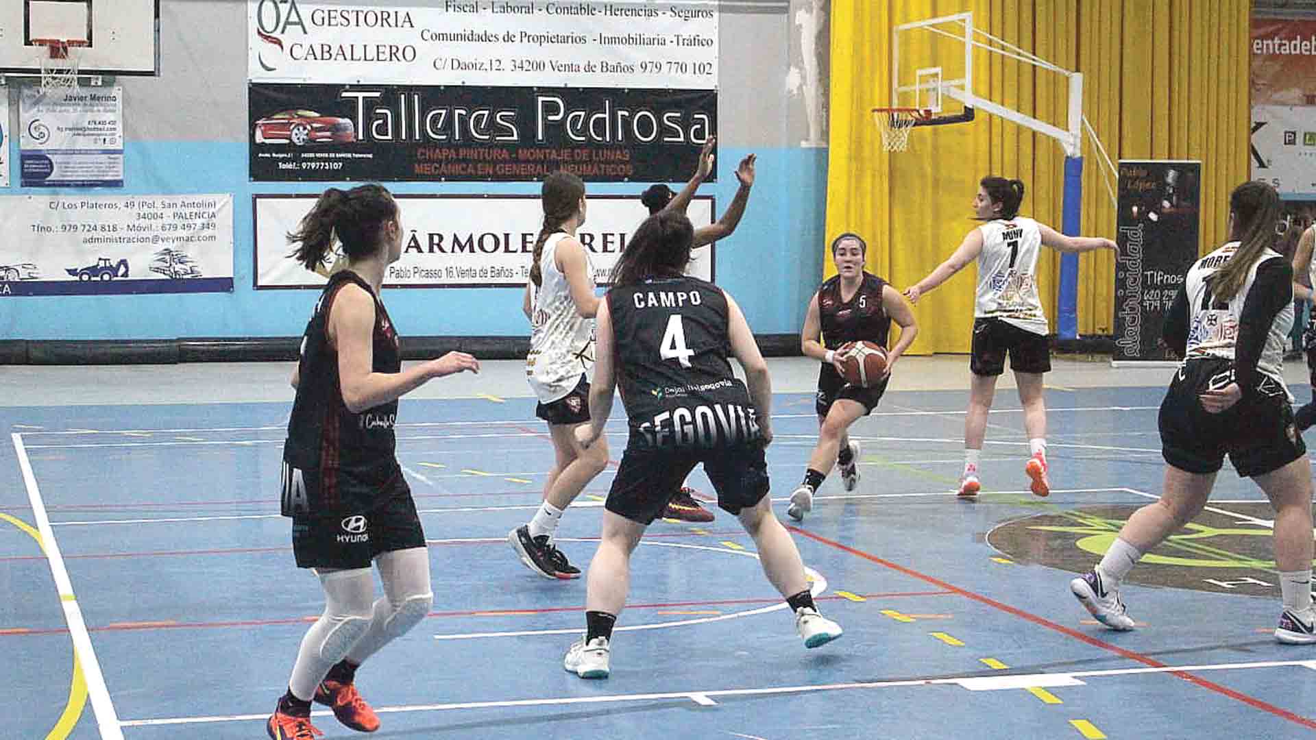 Una acción ofensiva del conjunto segoviano durante el partido jugado en Venta de Baños./ M. MARTÍN