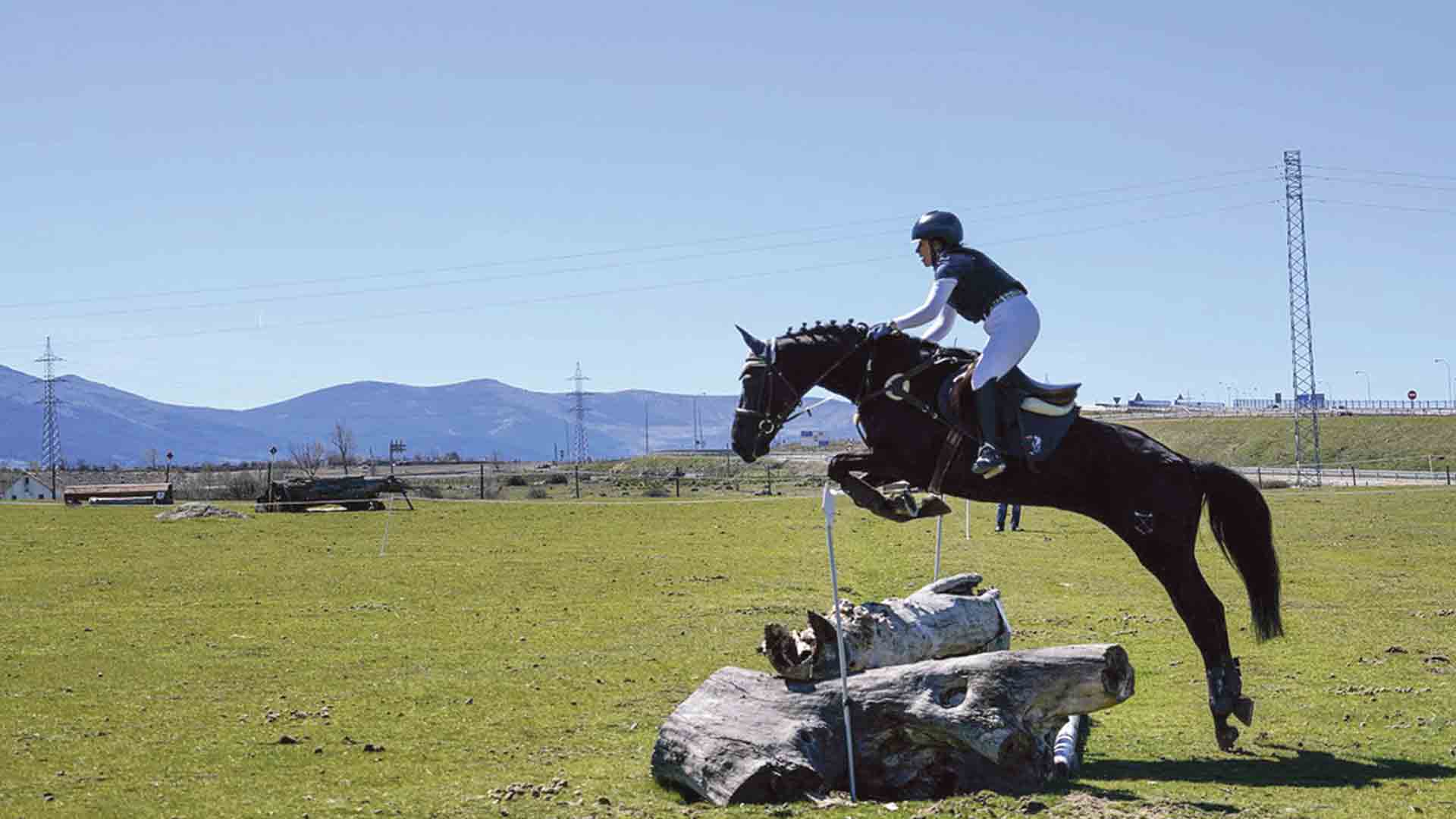 Uno de los participantes supera un obstáculo durante la prueba de cross./ MIGUEL ÁNGEL FERNÁNDEZ