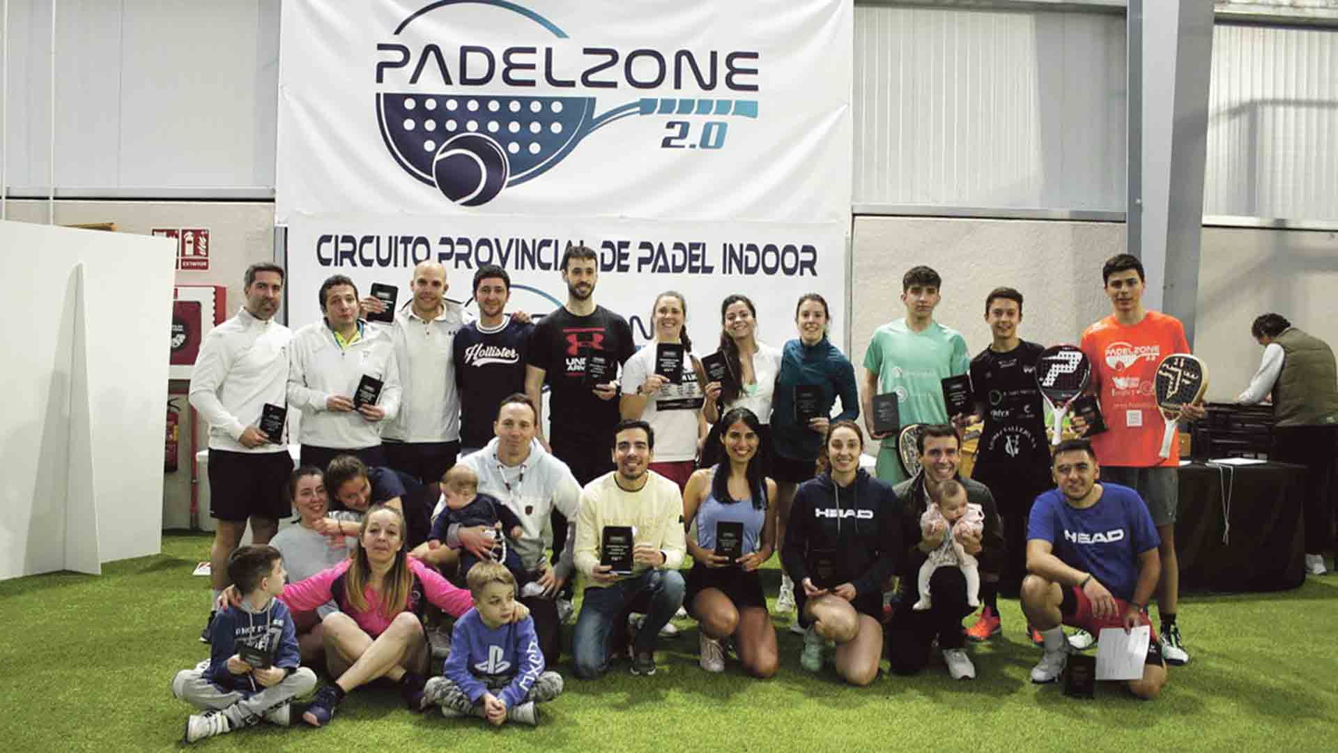 Foto de familia de los ganadores del cuadro principal de esta tercera etapa del Circuito. / DIPUTACIÓN