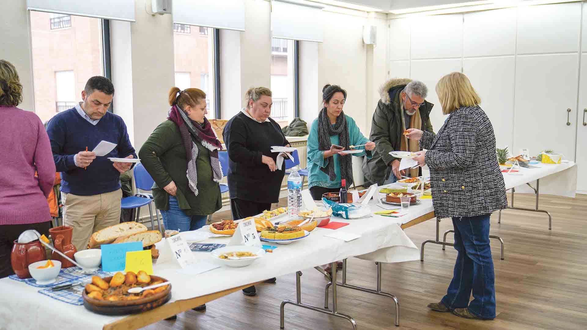 Participantes y miembros del jurado posaron juntos tras el concurso.