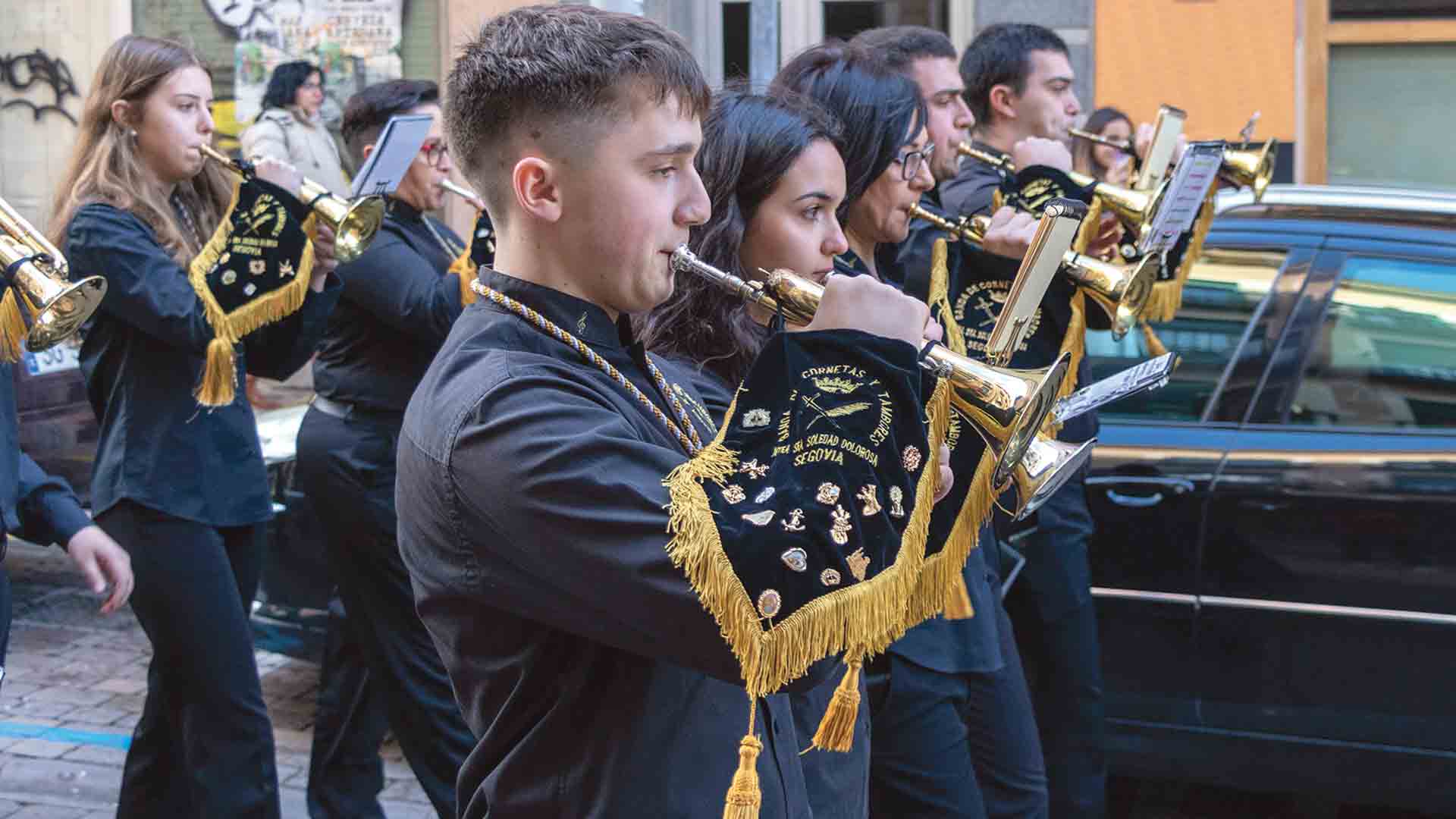 La banda de la hermandad del barrio de Santa Eulalia durante el pasacalles por la calle de José Zorrilla. / Cristina Bernabé