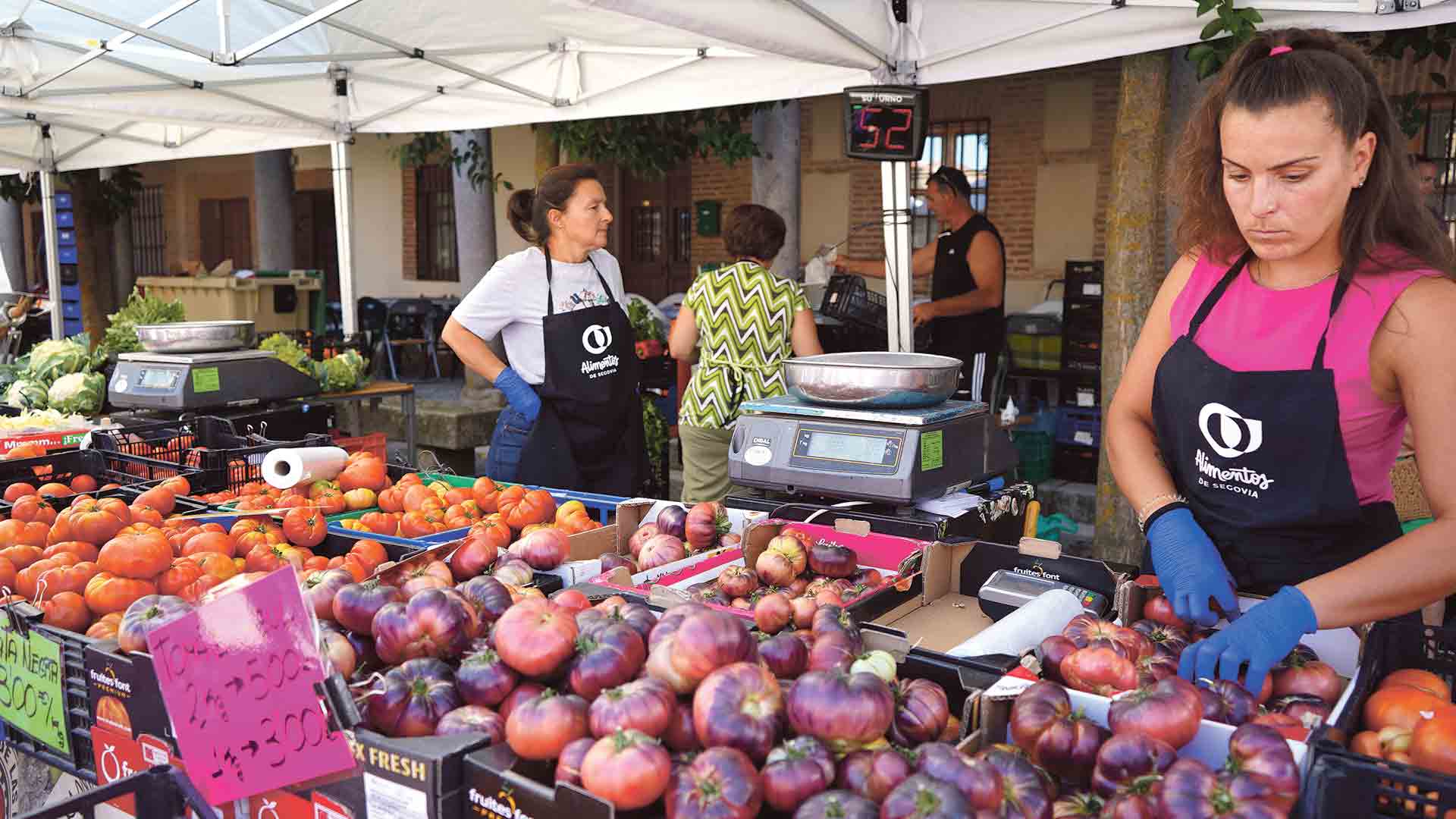 Uno de los puestos de la Feria del Tomate de Martín Muñoz de las Posadas, celebrada en agosto del año pasado. / E. A.