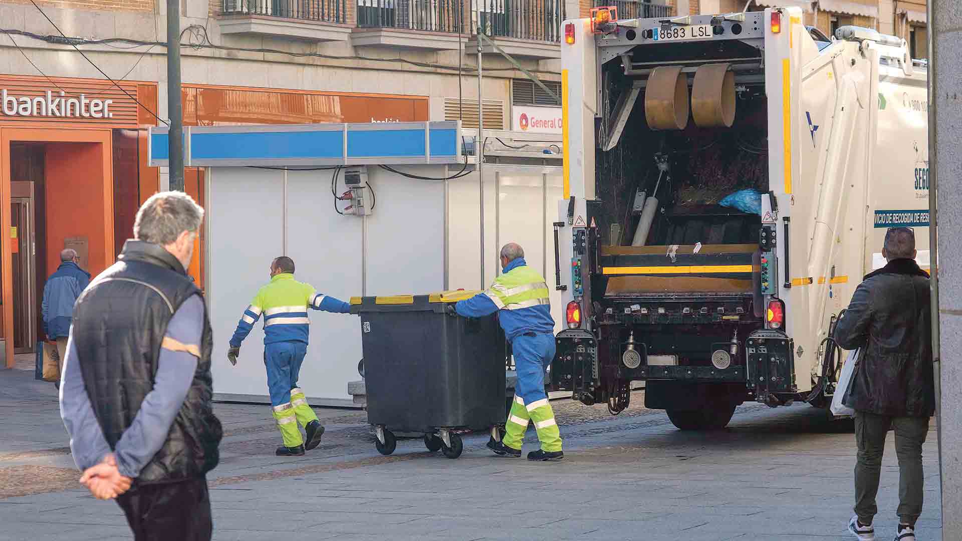 Trabajadores del servicio de recogida de basura. / E. A.