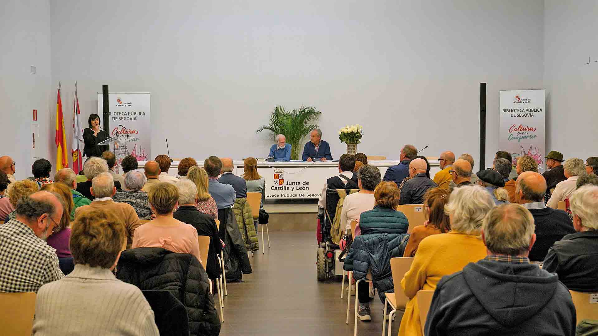 El salón de actos de la Biblioteca Pública de Segovia se llenó ayer para celebrar el Día de la Poesía de la mano del club de lectura ‘Espacio abierto para la poesía’. / Miguel Ángel Fernández