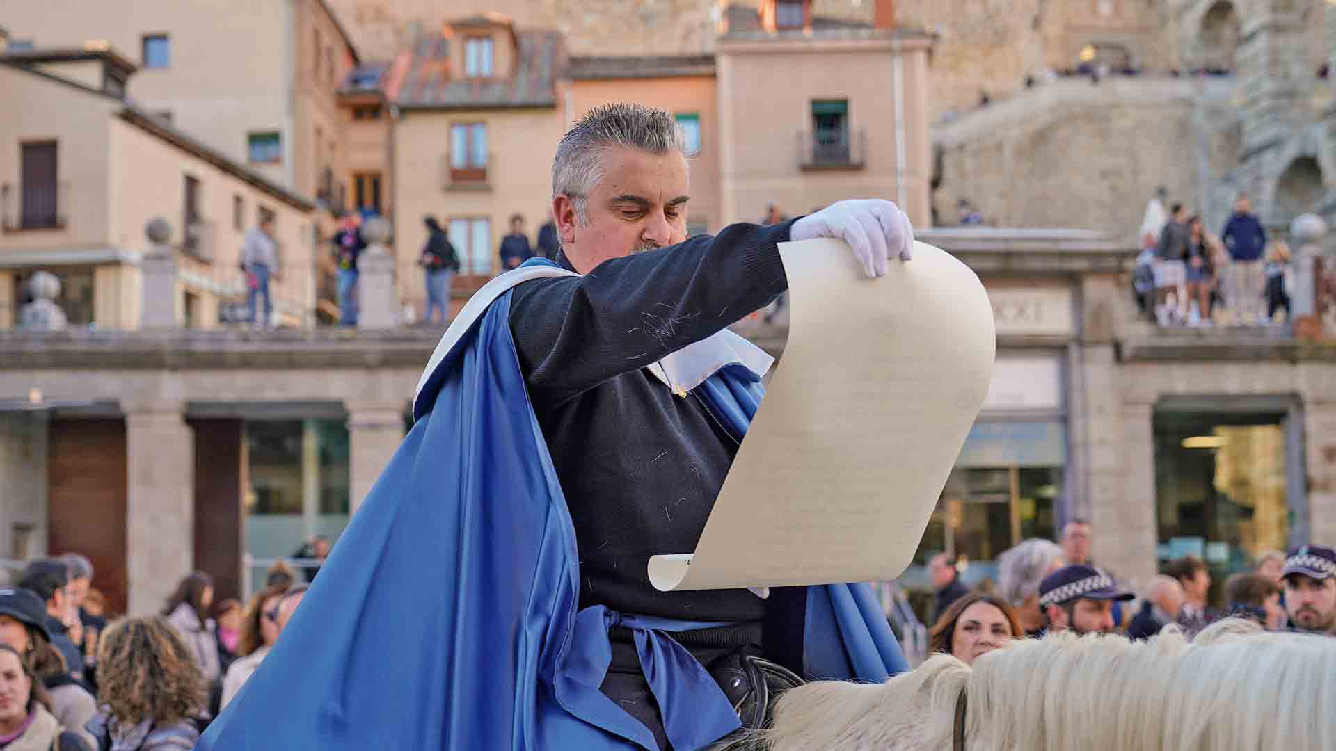 Anuncio a caballo del Pregón de la Semana Santa de Segovia. / Miguel Ángel Fernández