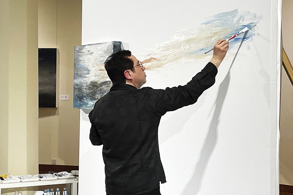 El artista español Alberto Reguera presentó en Hong Kong una "expansión pictórica" en directo, dentro de un ambicioso estudio sobre la representación de la luz y el cielo con el que rinde tributo al pintor holandés Aert van der Neer. EFE/University Museum and Art Gallery