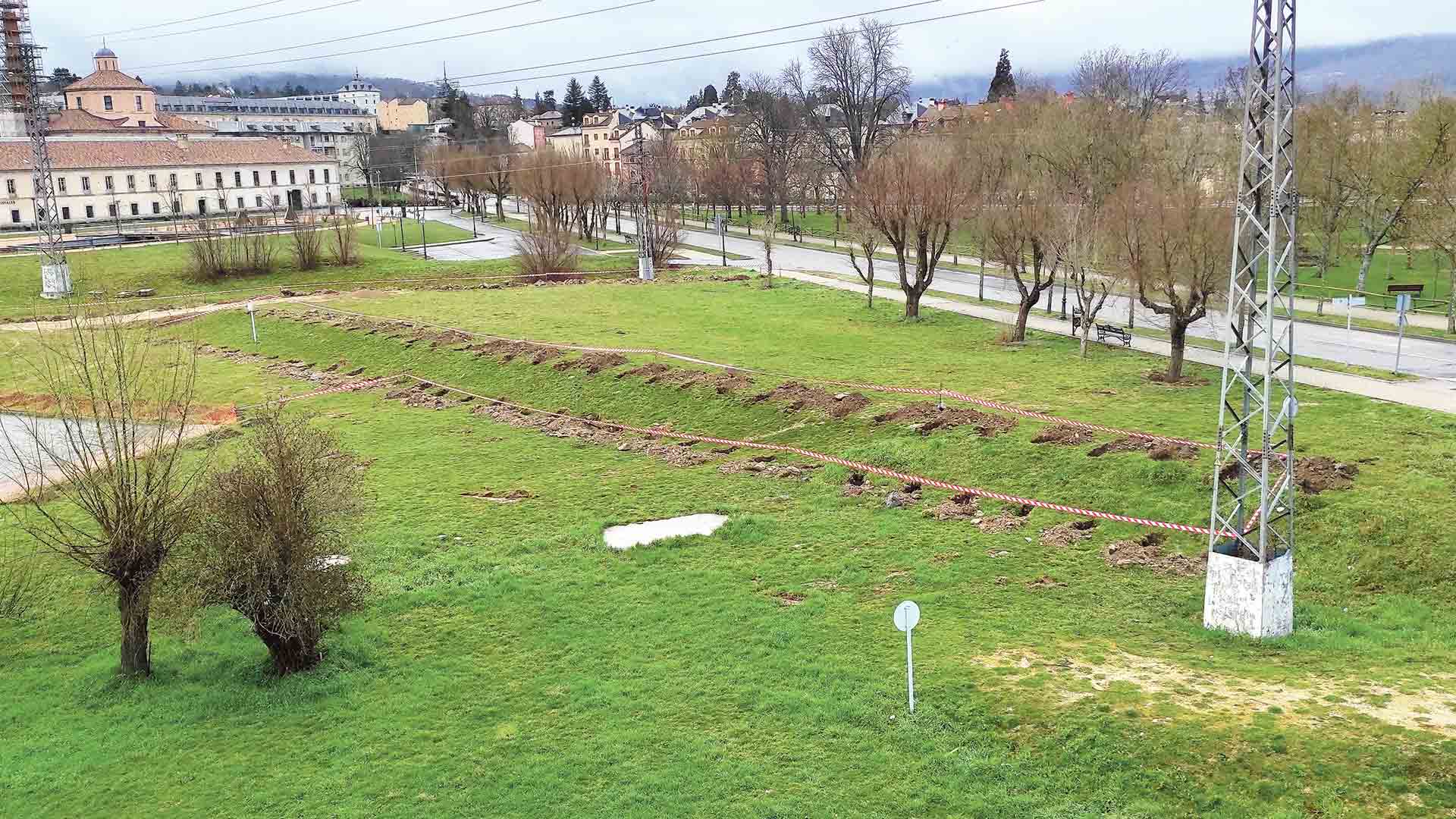 Estado de las obras de construcción de plazas de aparcamiento en esta zona de La Granja. / E. A.